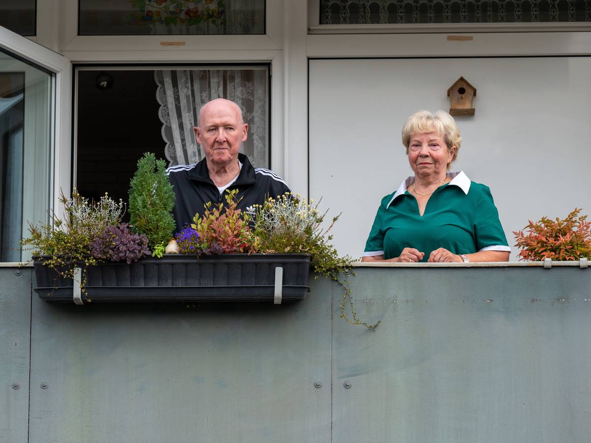 Köln: Sabine und Friedrich Roth stehen auf dem Balkon ihrer Wohnung in Stammheim.
