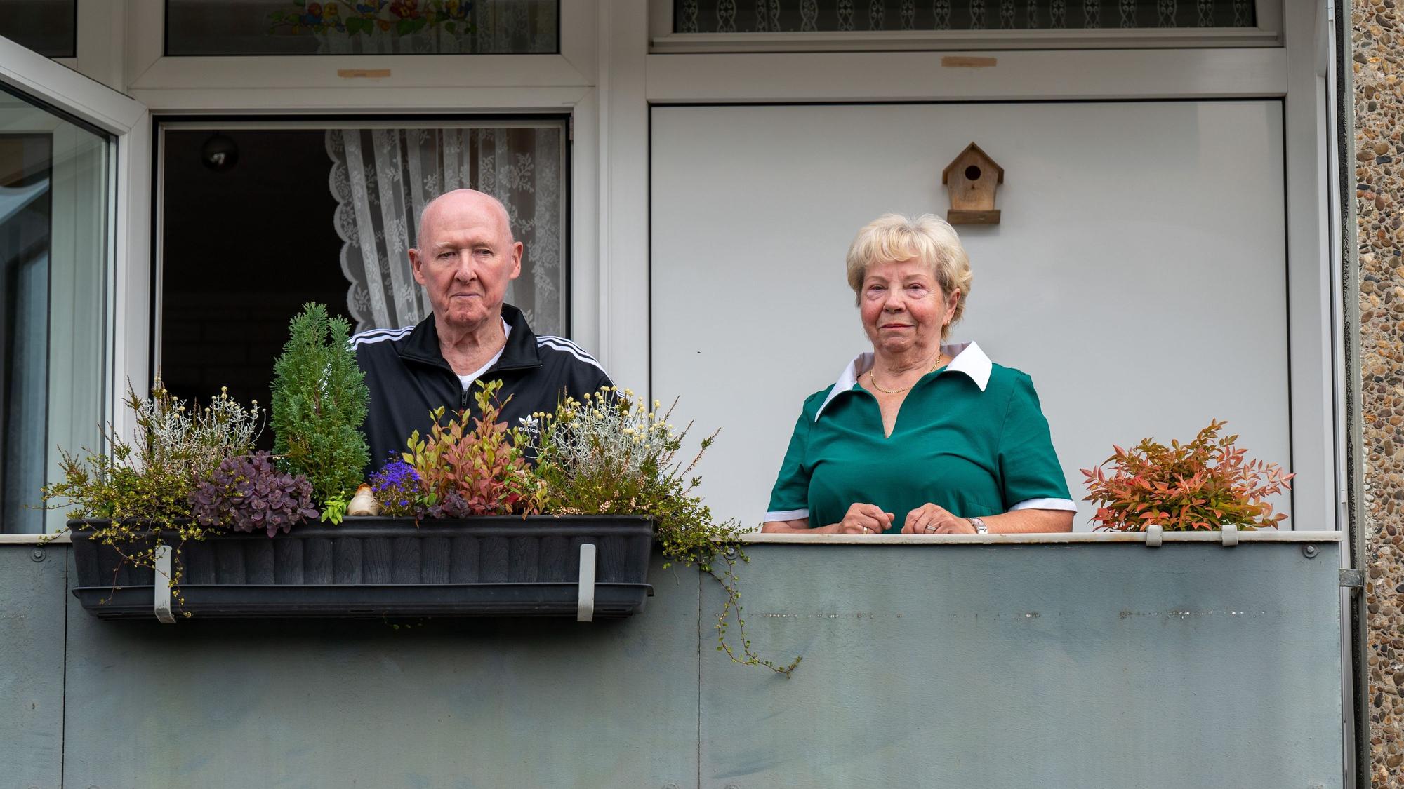 Köln: Sabine und Friedrich Roth stehen auf dem Balkon ihrer Wohnung in Stammheim.