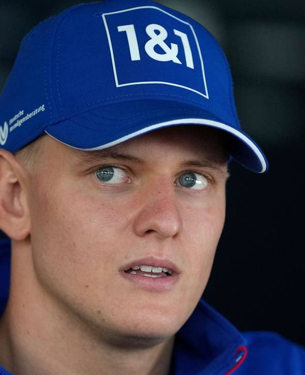 Mick schumacher schaut bei einer Pressekonferenz zu Journalisten