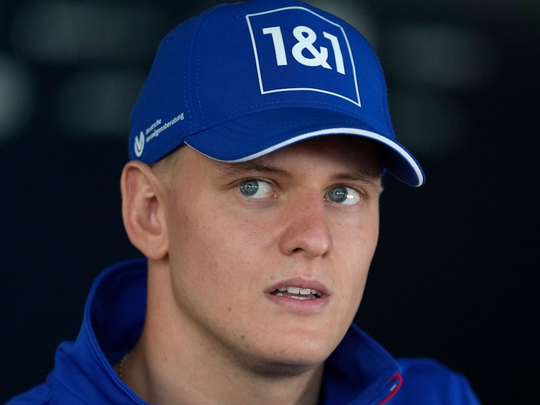 Mick schumacher schaut bei einer Pressekonferenz zu Journalisten