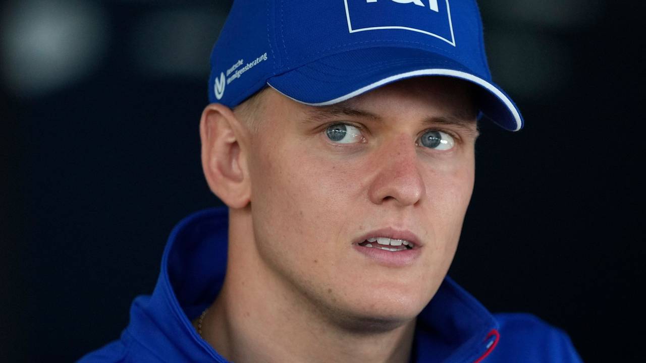 Mick schumacher schaut bei einer Pressekonferenz zu Journalisten