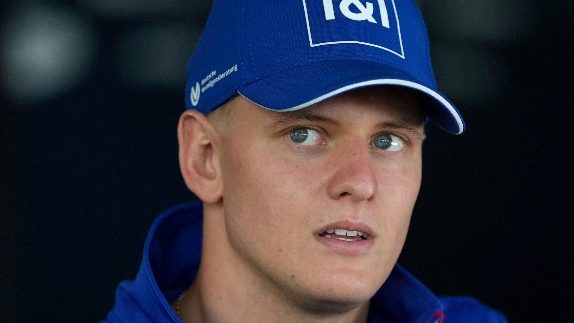 Mick schumacher schaut bei einer Pressekonferenz zu Journalisten