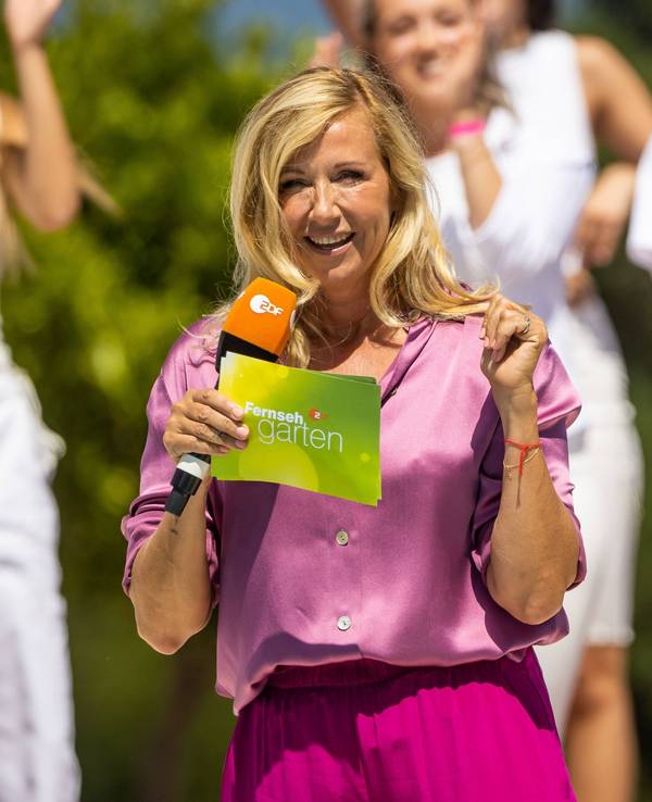 ZDF Fernsehgarten, 03.07.2022 Andrea Kiewel, ZDF Fernsehgarten, 03.07.2022 *** ZDF TV Garden, 03 07 2022 Andrea Kiewel, ZDF TV Garden, 03 07 2022 Copyright: xNeisx/xEibner-Pressefotox