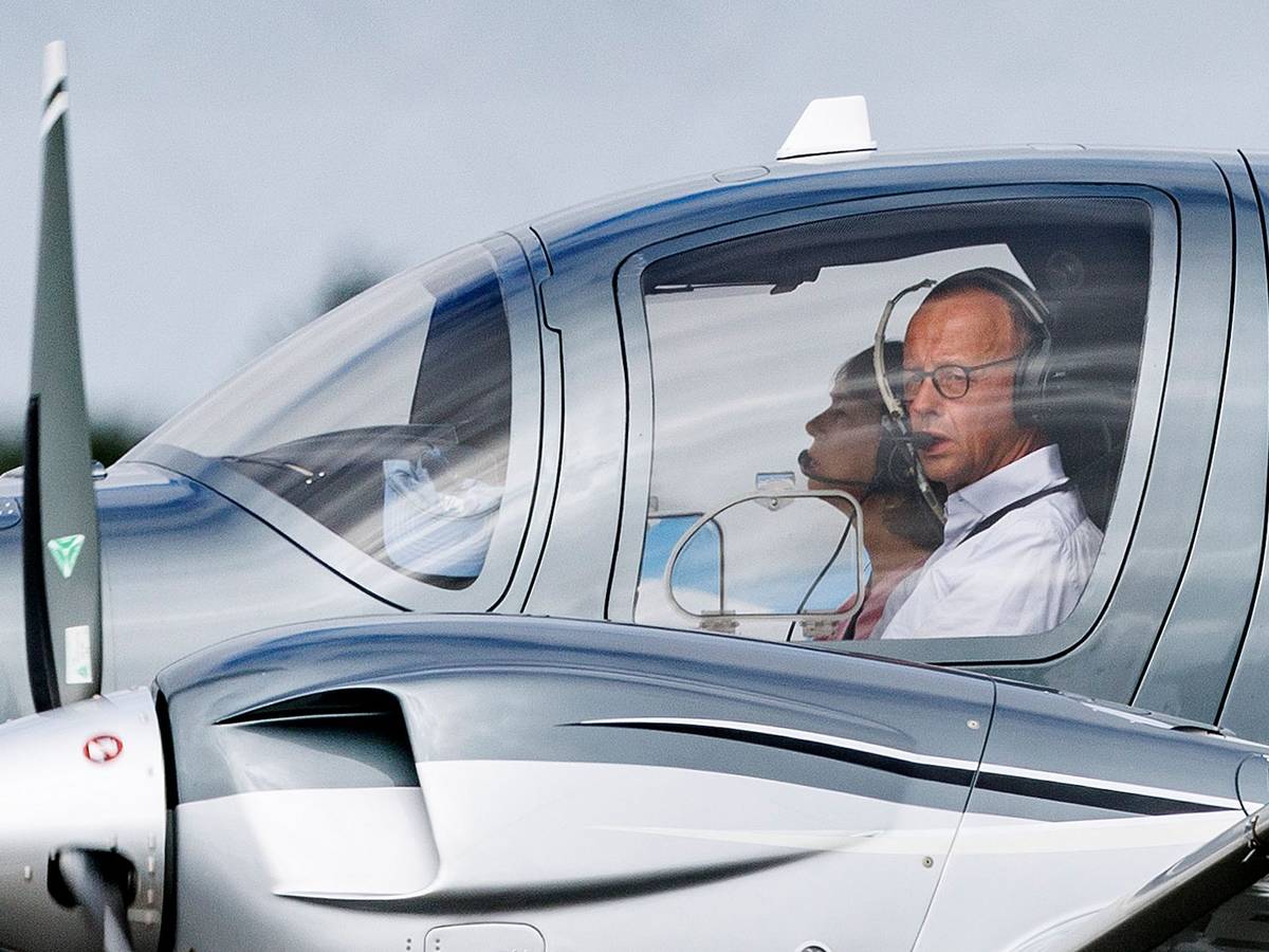 CDU-Chef Friedrich Merz und seine Frau Charlotte sind mit ihrem Privatflieger zur Hochzeit von Bundesfinanzminister Christian Lindner (FDP) nach Sylt gekommen.