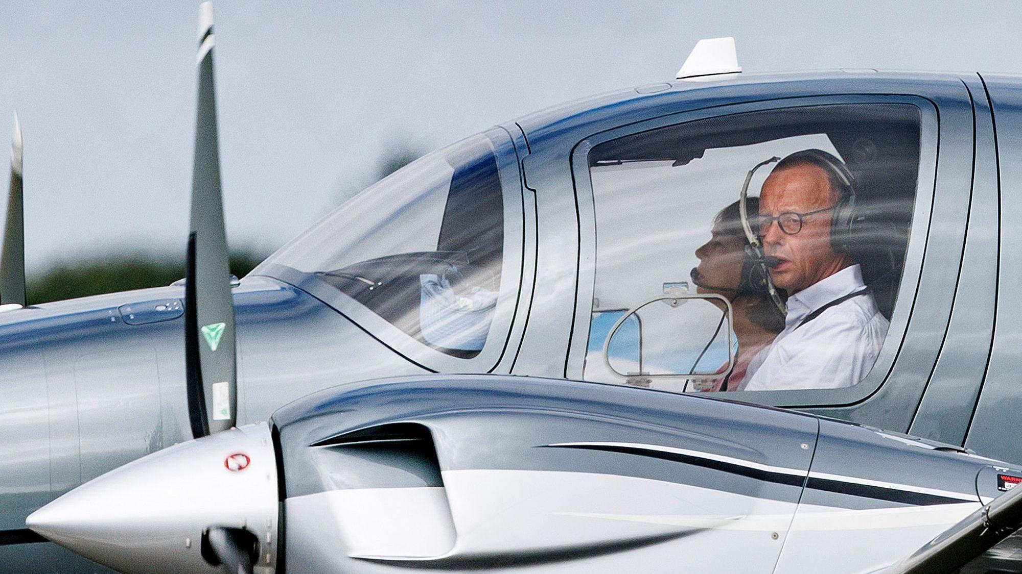 CDU-Chef Friedrich Merz und seine Frau Charlotte sind mit ihrem Privatflieger zur Hochzeit von Bundesfinanzminister Christian Lindner (FDP) nach Sylt gekommen.