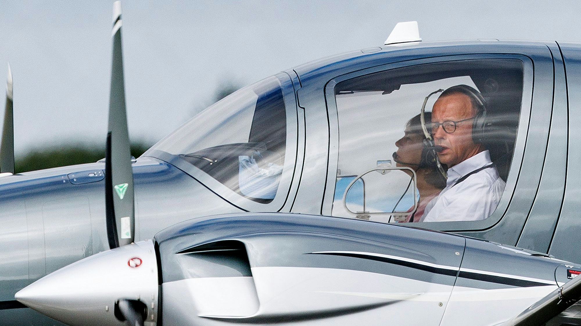 CDU-Chef Friedrich Merz und seine Frau Charlotte sind mit ihrem Privatflieger zur Hochzeit von Bundesfinanzminister Christian Lindner (FDP) nach Sylt gekommen.