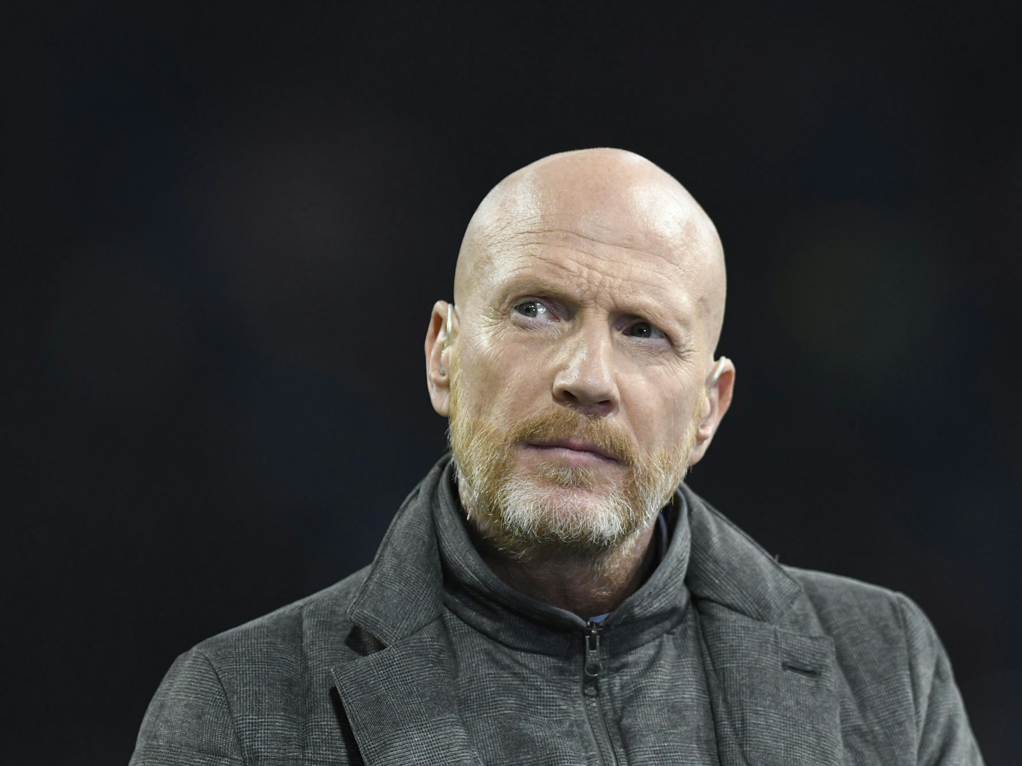 Der frühere Fußball-Nationalspieler und jetzige Borussia-Dortmund-Berater Matthias Sammer vor dem Spiel beim TV-Interview im Stadion.