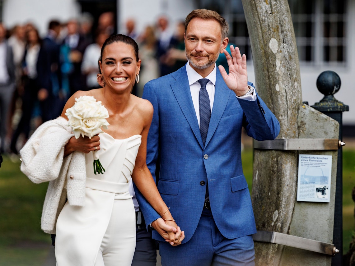Bundesfinanzminister Christian Lindner (FDP) und seine Lebensgefährtin Franca Lehfeldt lächeln nach ihrer Hochzeit in die Kamera.