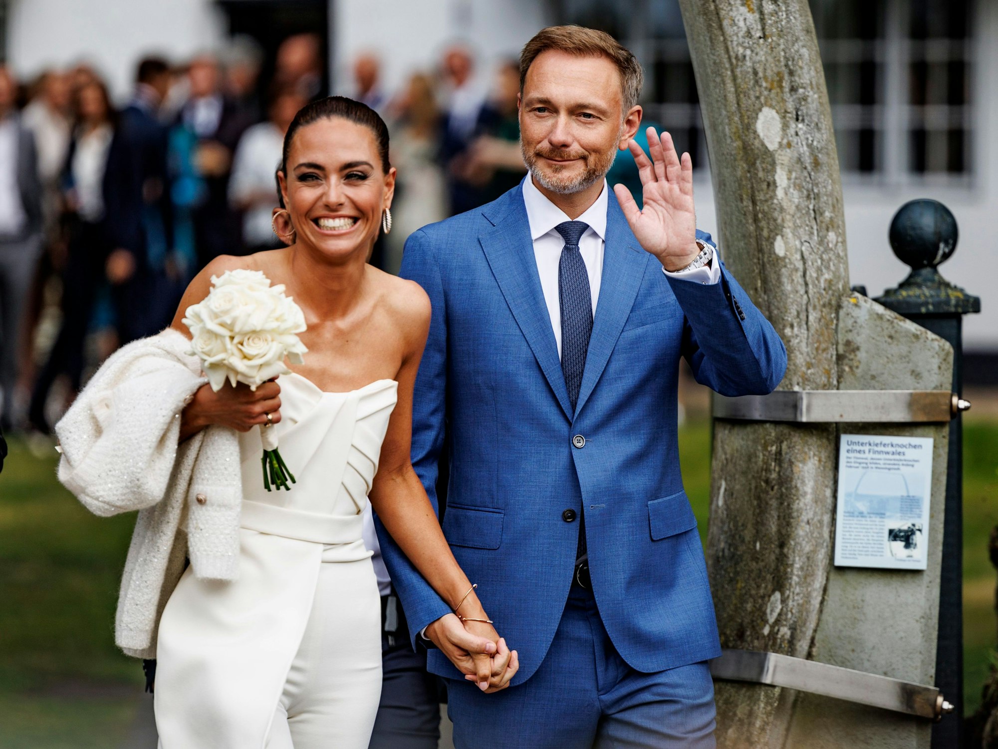 Bundesfinanzminister Christian Lindner (FDP) und seine Lebensgefährtin Franca Lehfeldt lächeln nach ihrer Hochzeit in die Kamera.