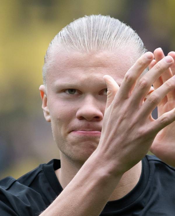 Dortmunds Erling Haaland läuft ins Stadion ein.