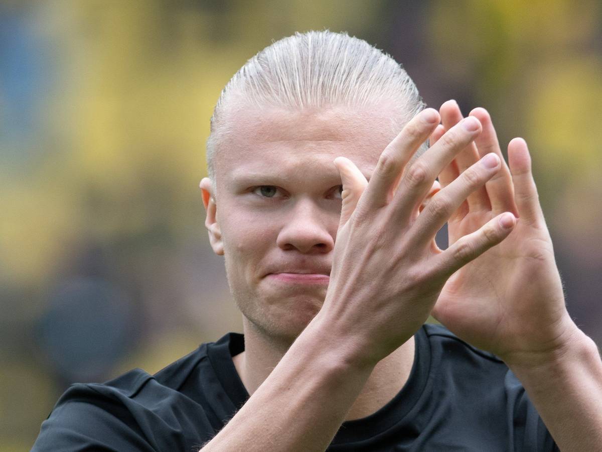 Dortmunds Erling Haaland läuft ins Stadion ein.