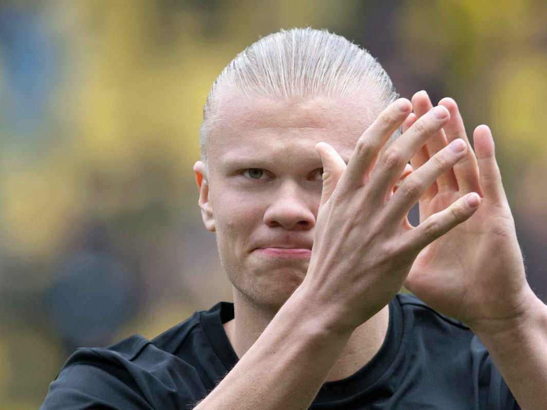 Dortmunds Erling Haaland läuft ins Stadion ein.