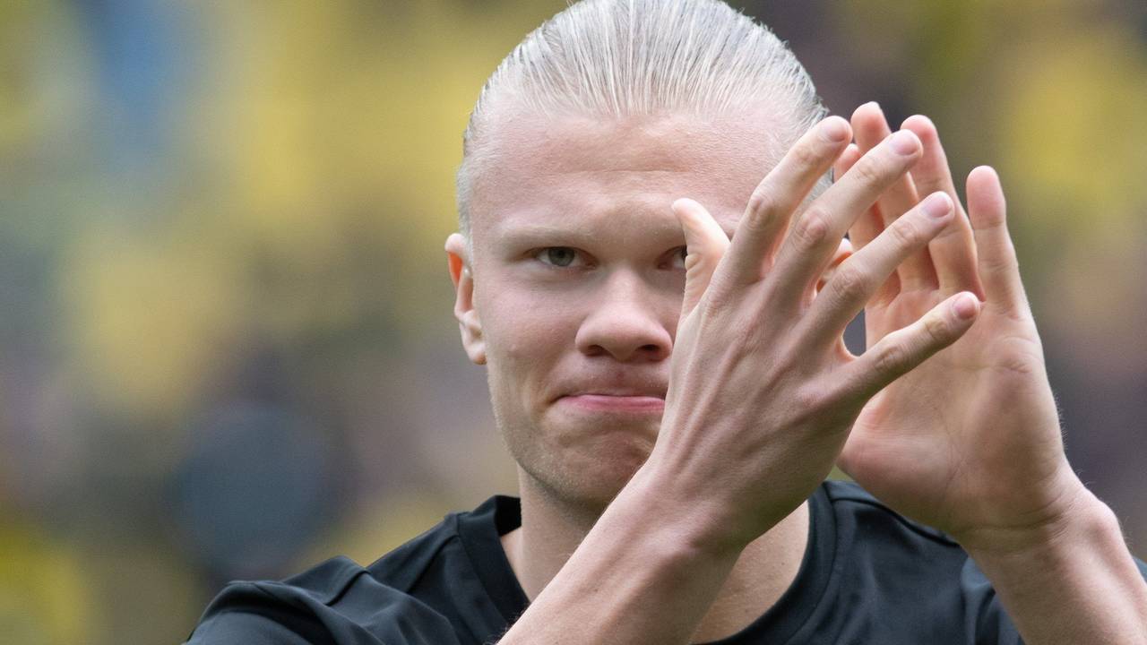 Dortmunds Erling Haaland läuft ins Stadion ein.