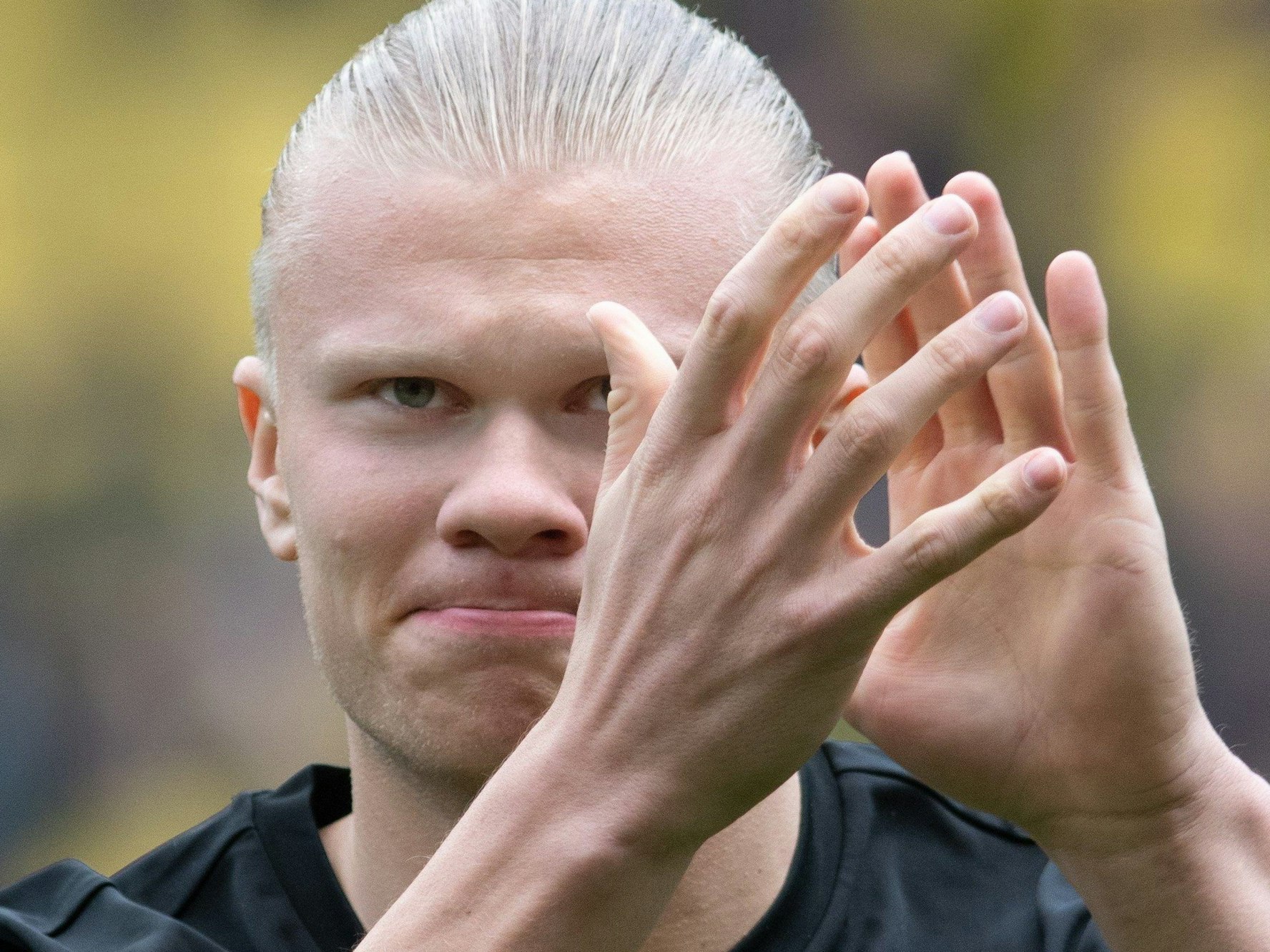 Dortmunds Erling Haaland läuft ins Stadion ein.