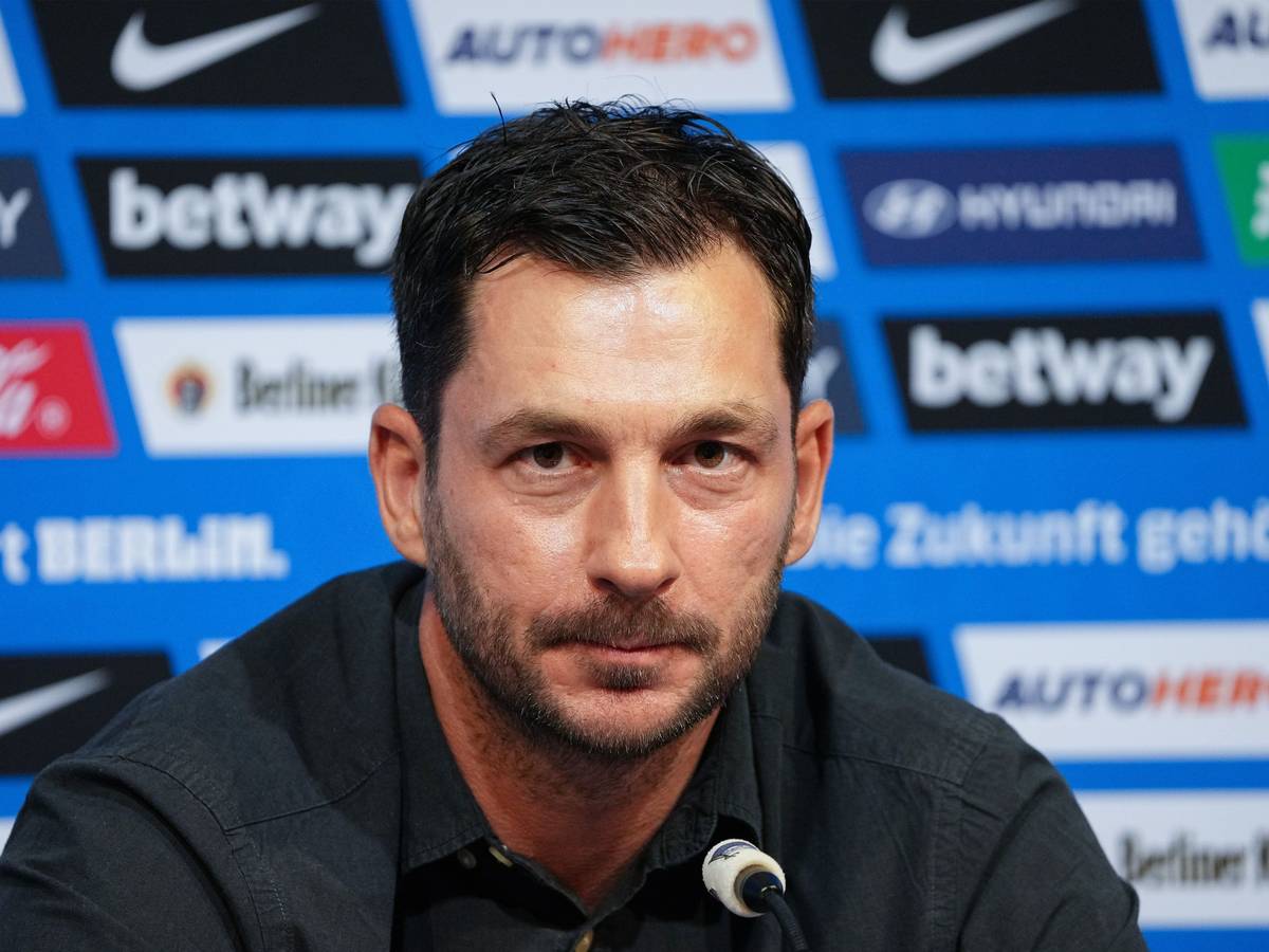 Fußball-Trainer Sandro Schwarz bei seiner ersten Pressekonferenz als Hertha-Coach.