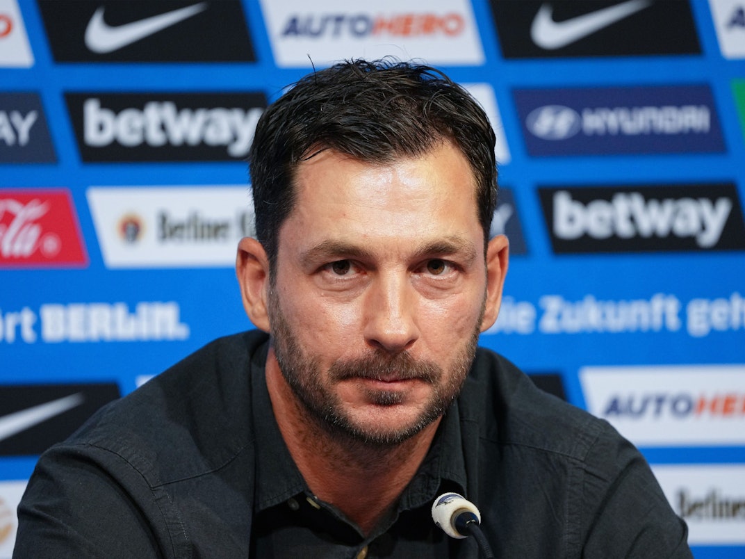 Fußball-Trainer Sandro Schwarz bei seiner ersten Pressekonferenz als Hertha-Coach.