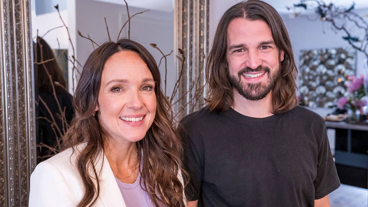 Carolin Kebekus und ihr Bruder David lächeln in die Kamera.