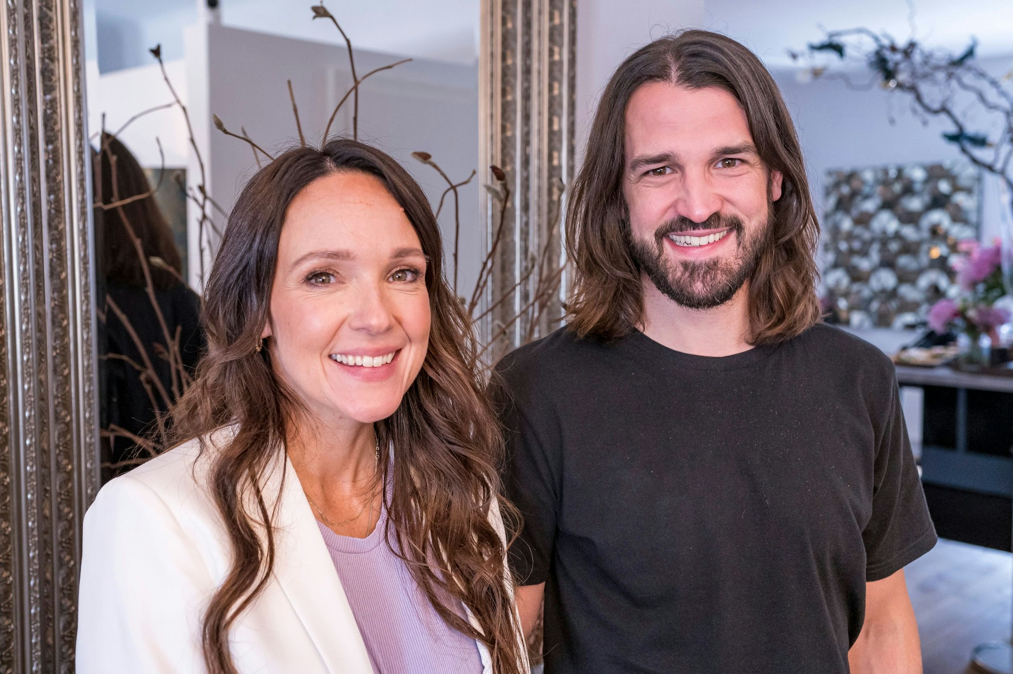 Carolin Kebekus und ihr Bruder David lächeln in die Kamera.