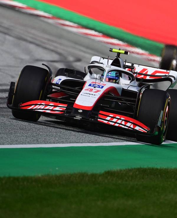Mick Schumacher fährt vor Lewis Hamilton.