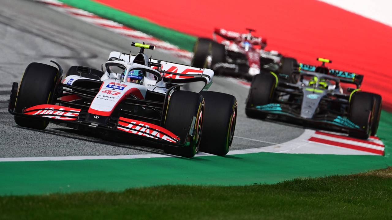 Mick Schumacher fährt vor Lewis Hamilton.