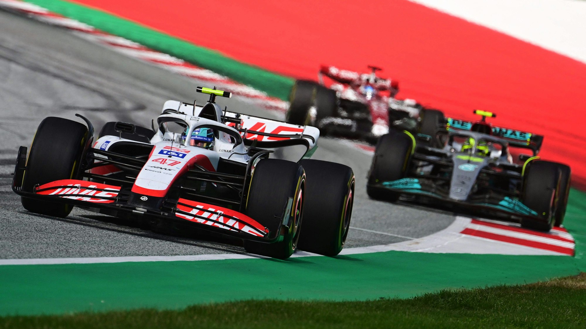 Mick Schumacher fährt vor Lewis Hamilton.