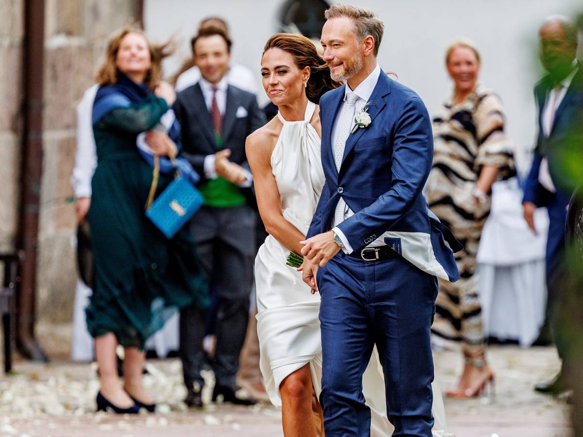 Bundesfinanzminister Christian Lindner (FDP) und seine Frau Franca Lehfeldt kommen nach der kirchlichen Trauung aus der Kirche St. Severin.