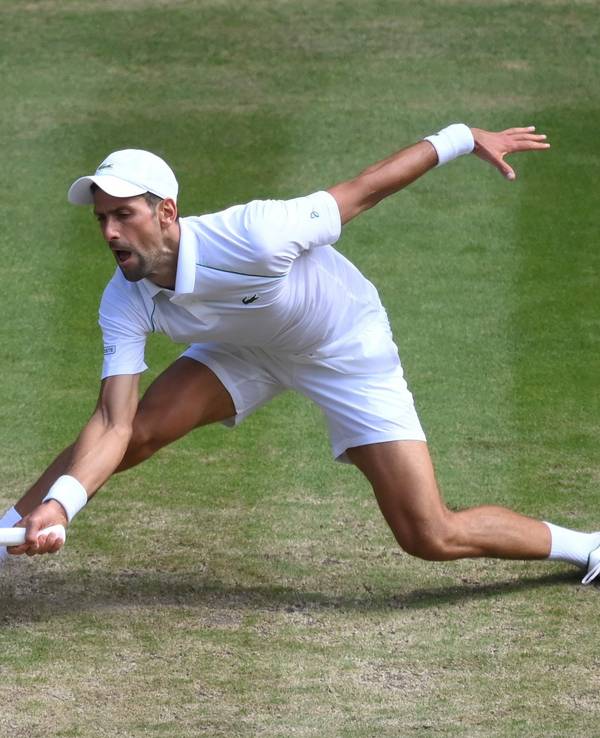 Novak Djokovic returniert einen Ball von Nick Kyrgios