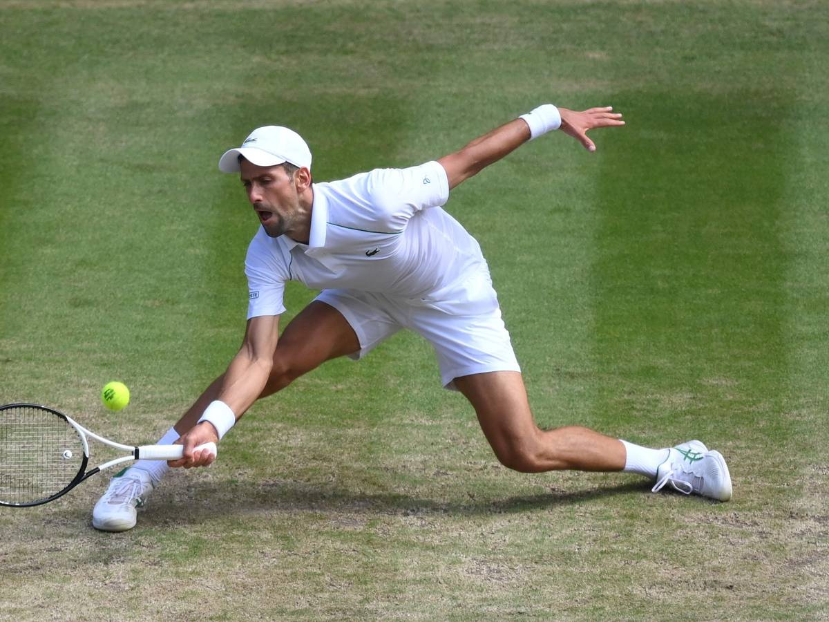 Novak Djokovic returniert einen Ball von Nick Kyrgios