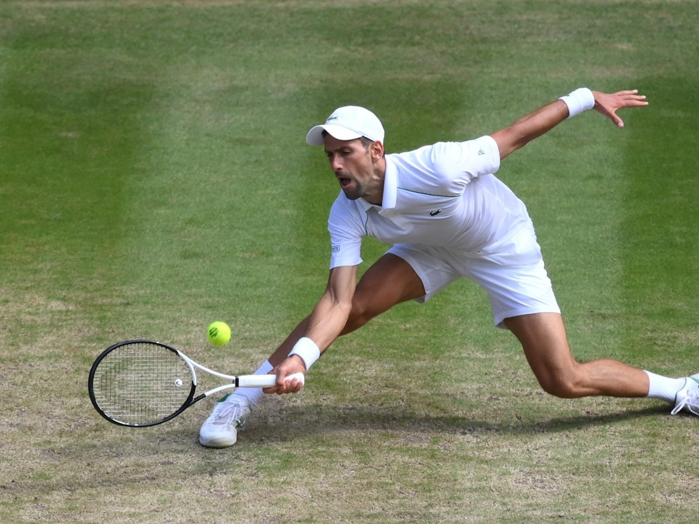 Novak Djokovic returniert einen Ball von Nick Kyrgios