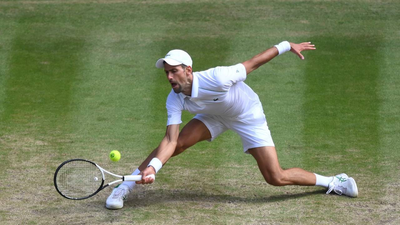 Novak Djokovic returniert einen Ball von Nick Kyrgios