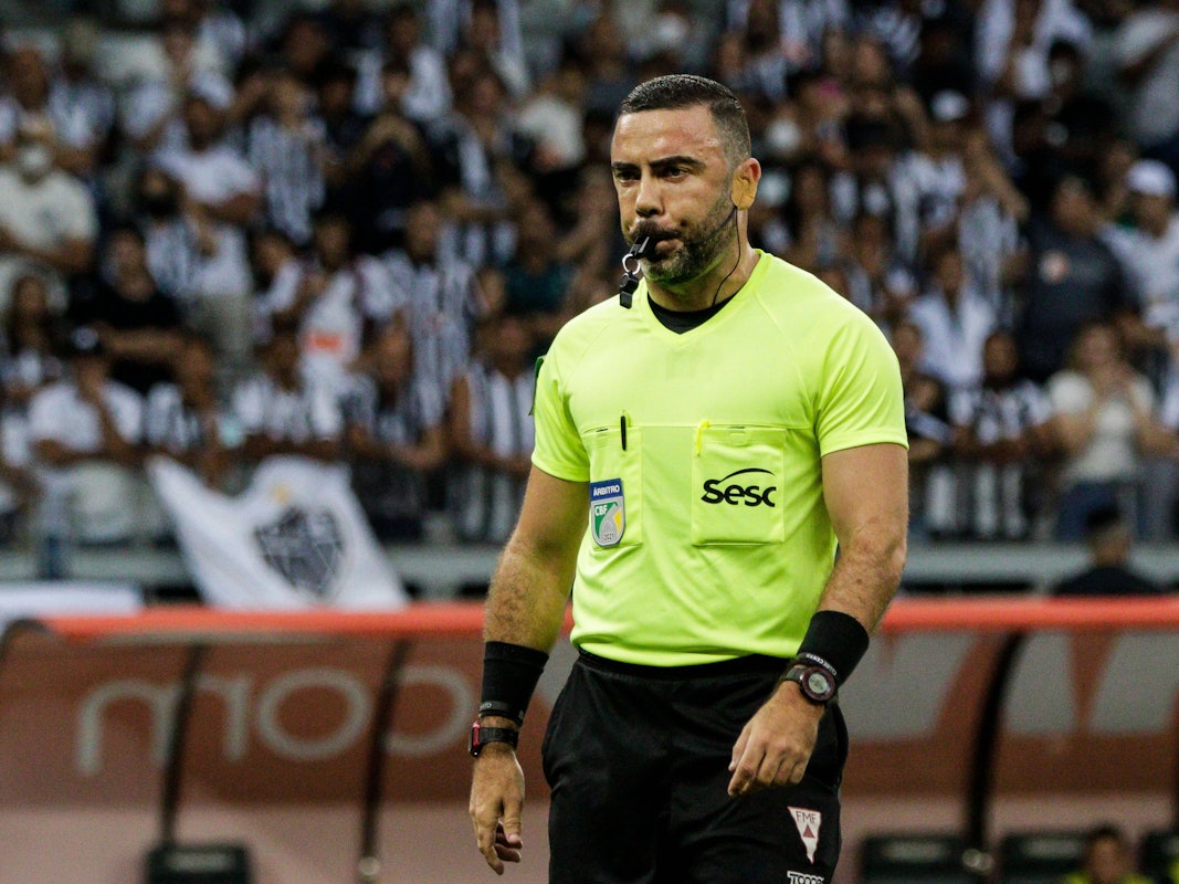 Fußball-Schiedsrichter Igor Benevenuto in Aktion.
