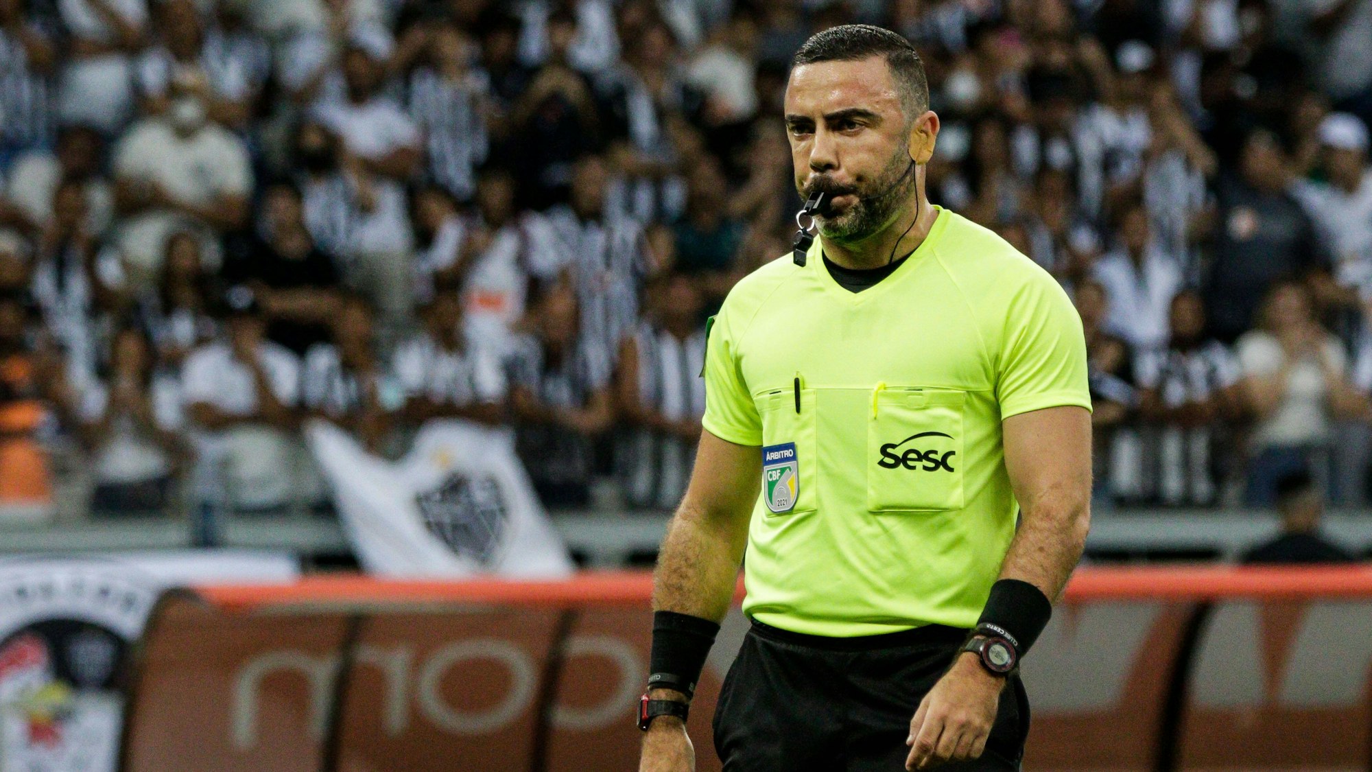 Fußball-Schiedsrichter Igor Benevenuto in Aktion.