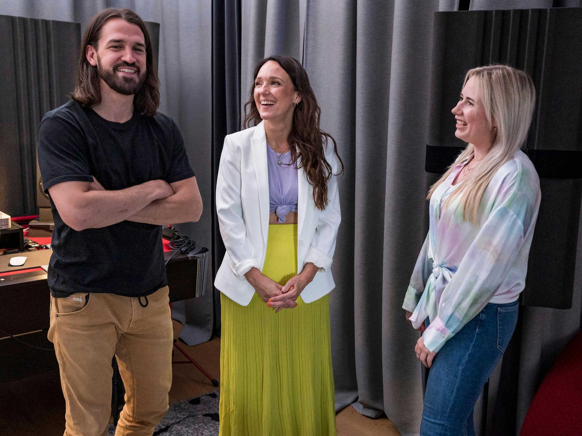 Carolin und David Kebekus stehen beim Gespräch mit Reporterin Alexandra Miebach.