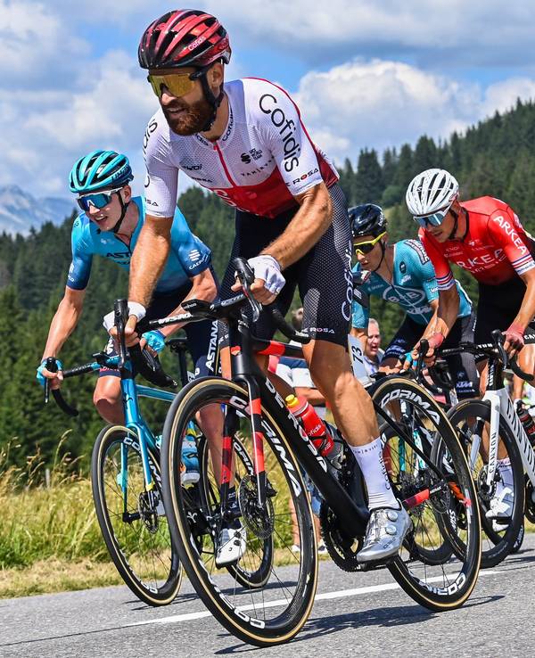 Simon Geschke (vorne) aus Deutschland vom Team Cofidis in Aktion.