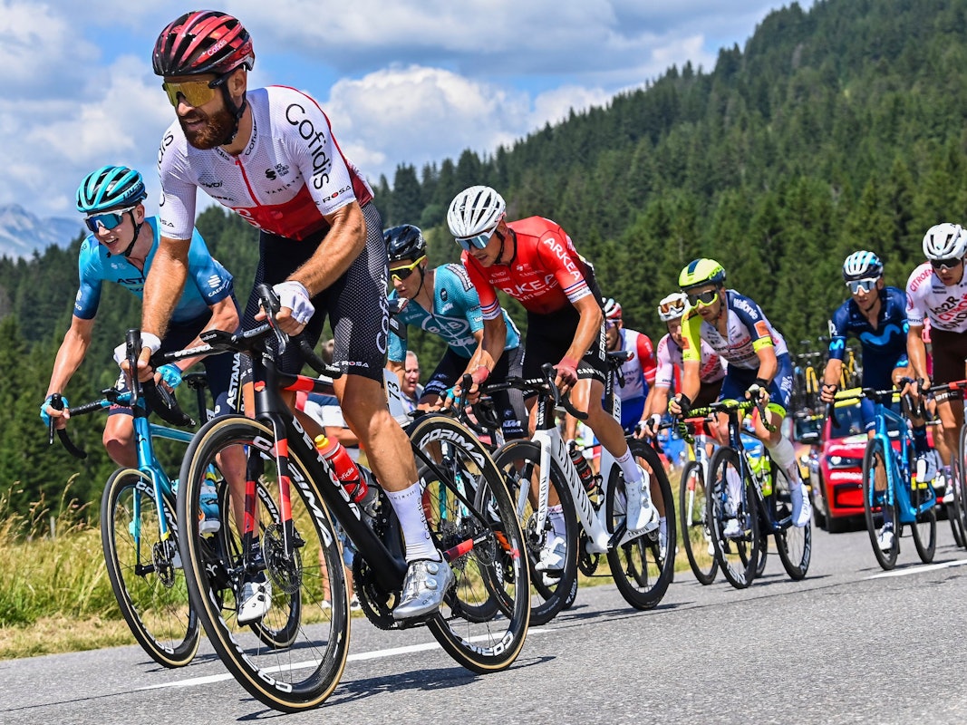 Simon Geschke (vorne) aus Deutschland vom Team Cofidis in Aktion.