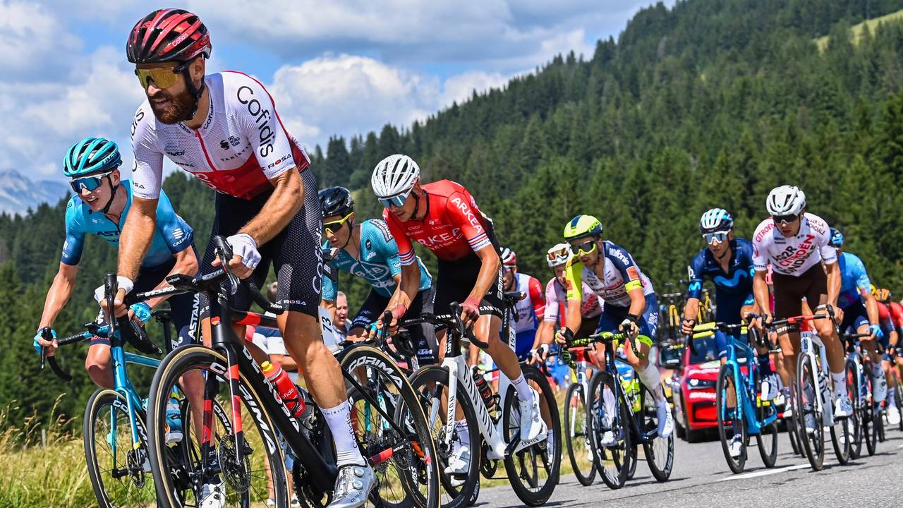 Simon Geschke (vorne) aus Deutschland vom Team Cofidis in Aktion.
