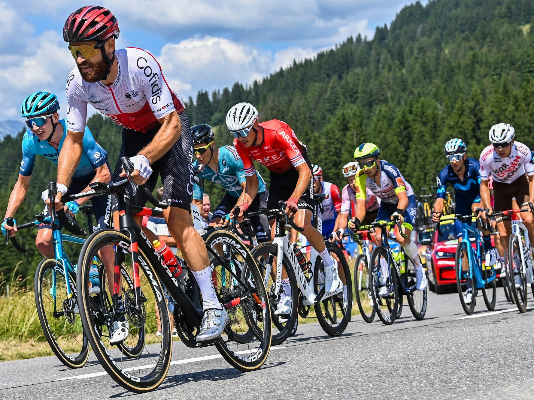 Simon Geschke (vorne) aus Deutschland vom Team Cofidis in Aktion.