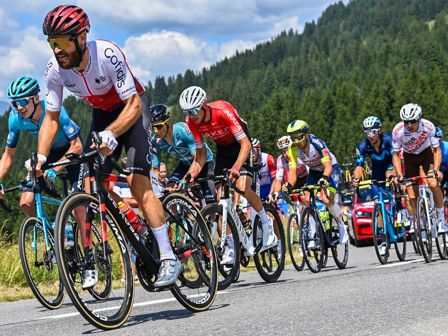 Simon Geschke (vorne) aus Deutschland vom Team Cofidis in Aktion.