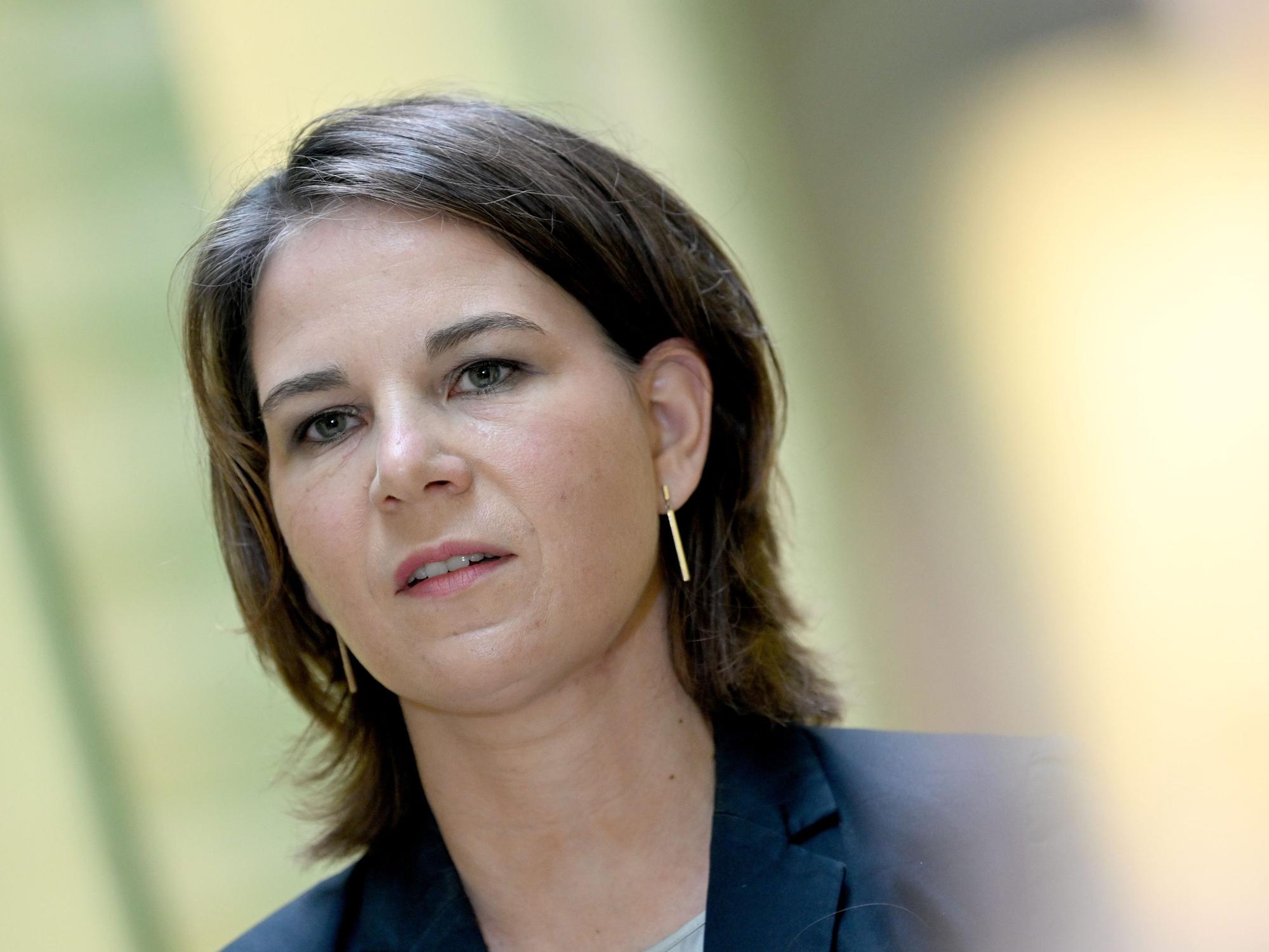 Außenministerin Baerbock hat sich mit deutlichen Worten zu Wladimir Putin geäußert. Unser Foto zeigt sie am 10. Juli in Japan.