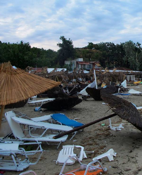 Das Archivbild vom 11. Juli 2019 zeigt umgekippte Sonnenschirme und Strandliegen an einem Strand bei Nea Plagia in der Region Chalkidiki in Nordgriechenland. Wie vor drei Jahren wütete an diesem Wochenende ein heftiges Unwetter im Norden Griechenlands.