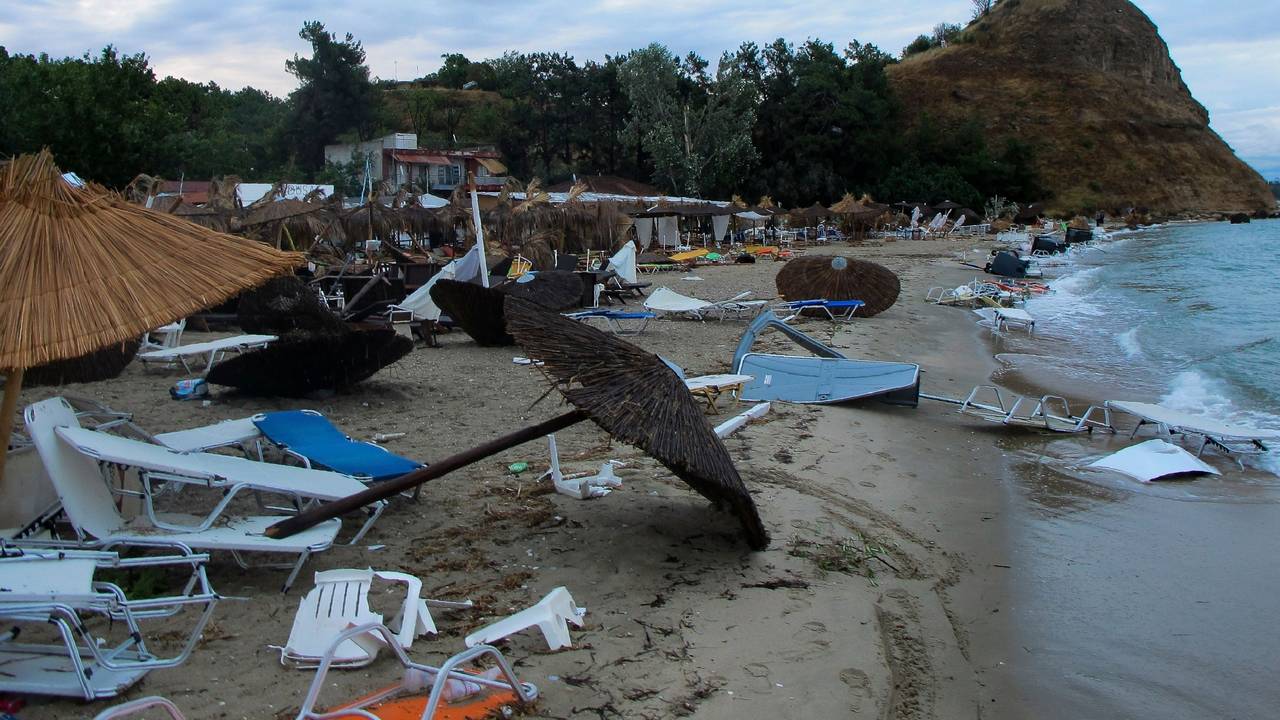 Das Archivbild vom 11. Juli 2019 zeigt umgekippte Sonnenschirme und Strandliegen an einem Strand bei Nea Plagia in der Region Chalkidiki in Nordgriechenland. Wie vor drei Jahren wütete an diesem Wochenende ein heftiges Unwetter im Norden Griechenlands.