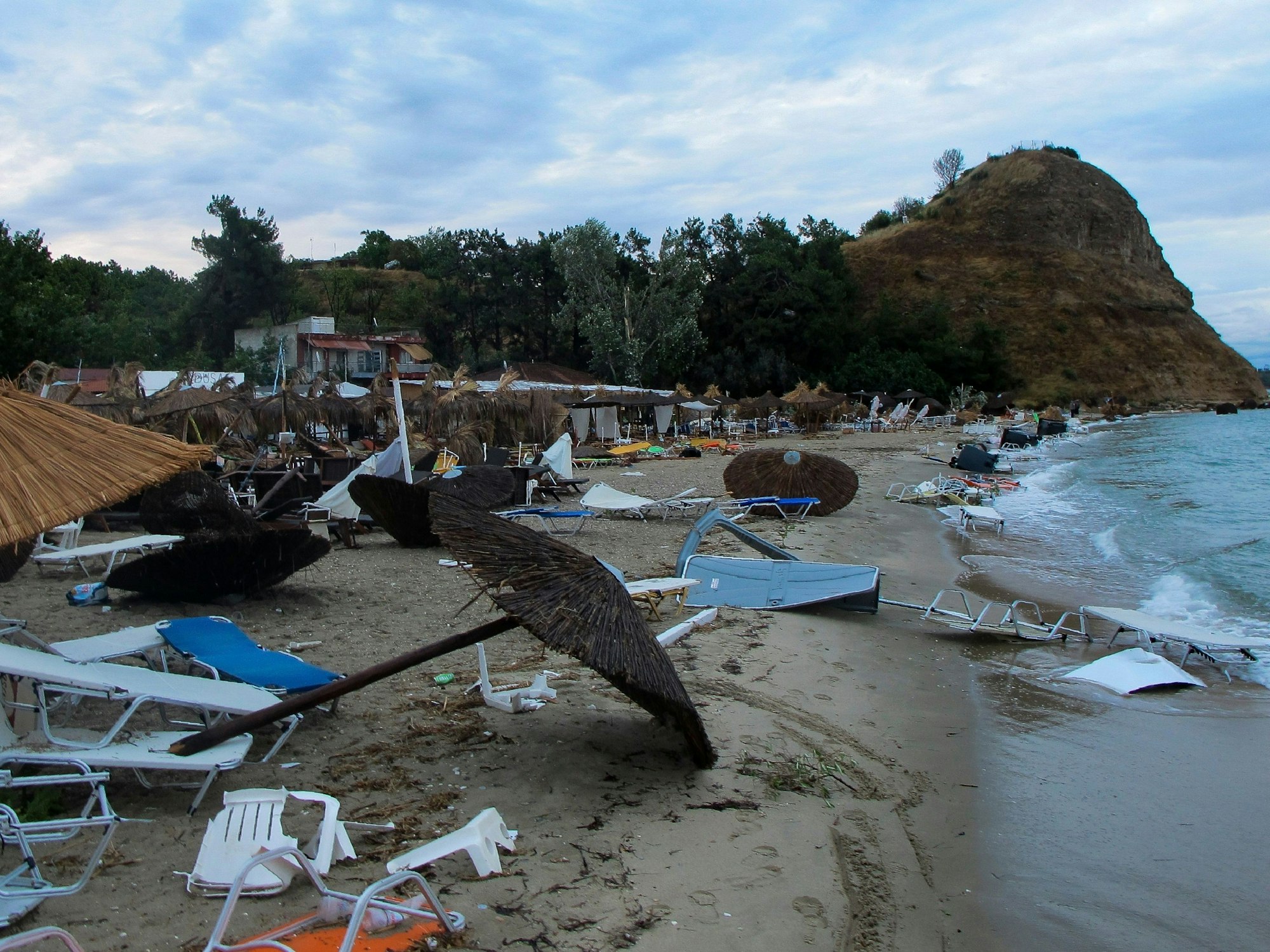 Das Archivbild vom 11. Juli 2019 zeigt umgekippte Sonnenschirme und Strandliegen an einem Strand bei Nea Plagia in der Region Chalkidiki in Nordgriechenland. Wie vor drei Jahren wütete an diesem Wochenende ein heftiges Unwetter im Norden Griechenlands.