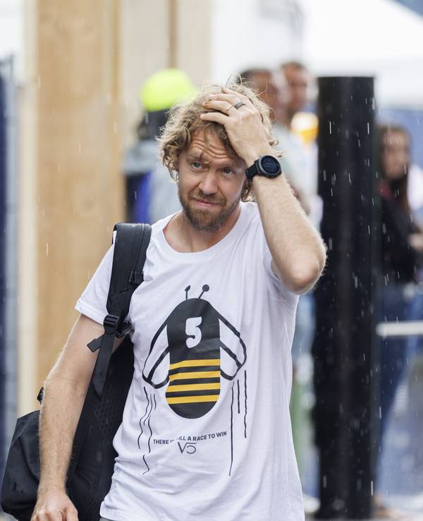 Rennfahrer Sebastian Vettel im Regen.