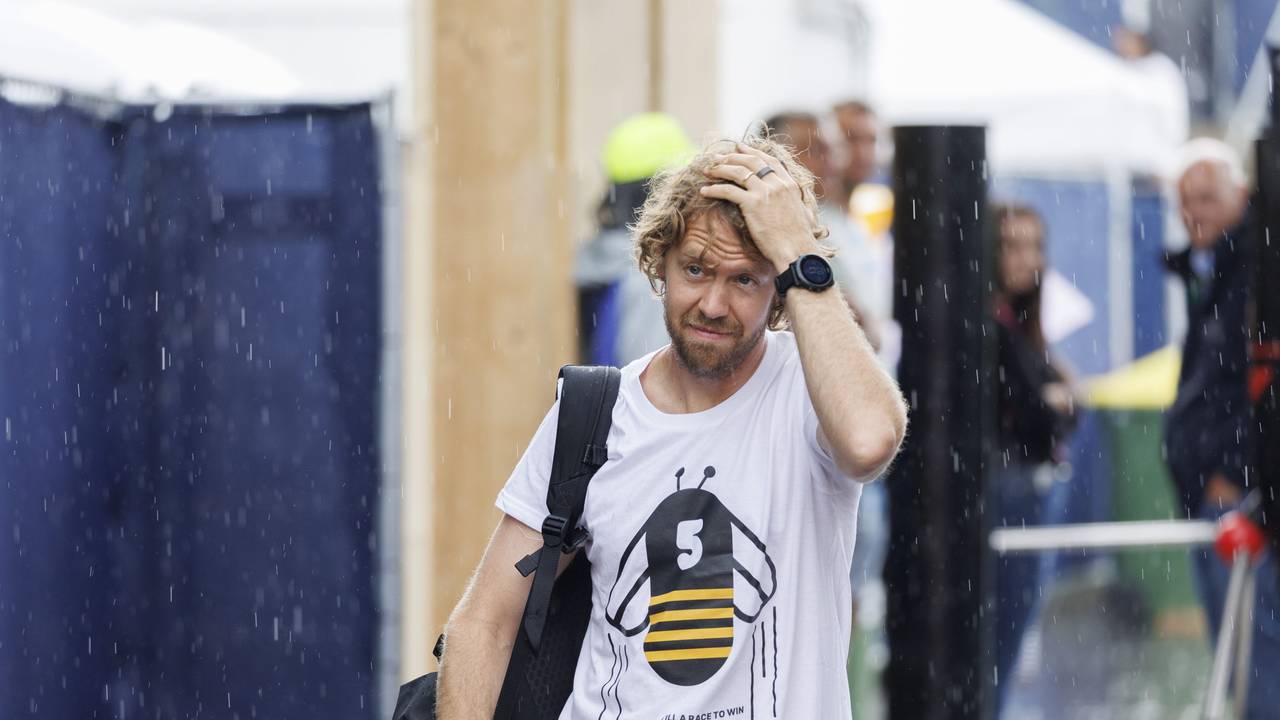 Rennfahrer Sebastian Vettel im Regen.