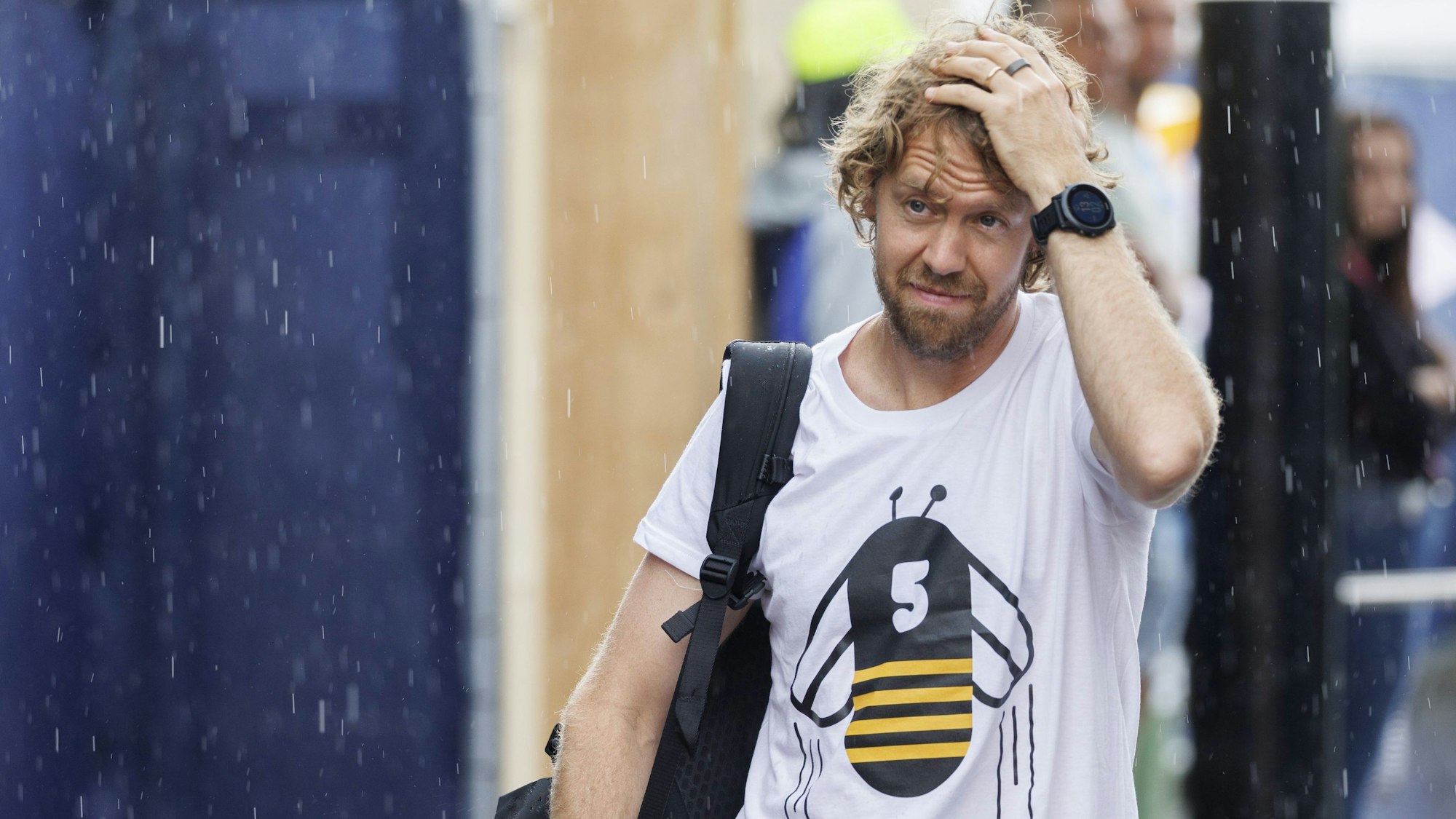 Rennfahrer Sebastian Vettel im Regen.