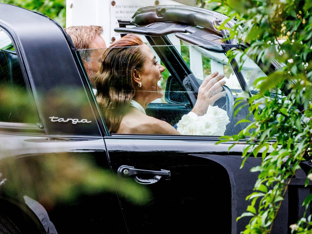 Bundesfinanzminister Christian Lindner (FDP) und seine Frau Franca Lehfeldt fahren nach der kirchlichen Trauung in der Kirche St. Severin in einem Porsche davon.
