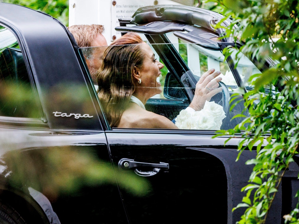 Bundesfinanzminister Christian Lindner (FDP) und seine Frau Franca Lehfeldt fahren nach der kirchlichen Trauung in der Kirche St. Severin in einem Porsche davon.