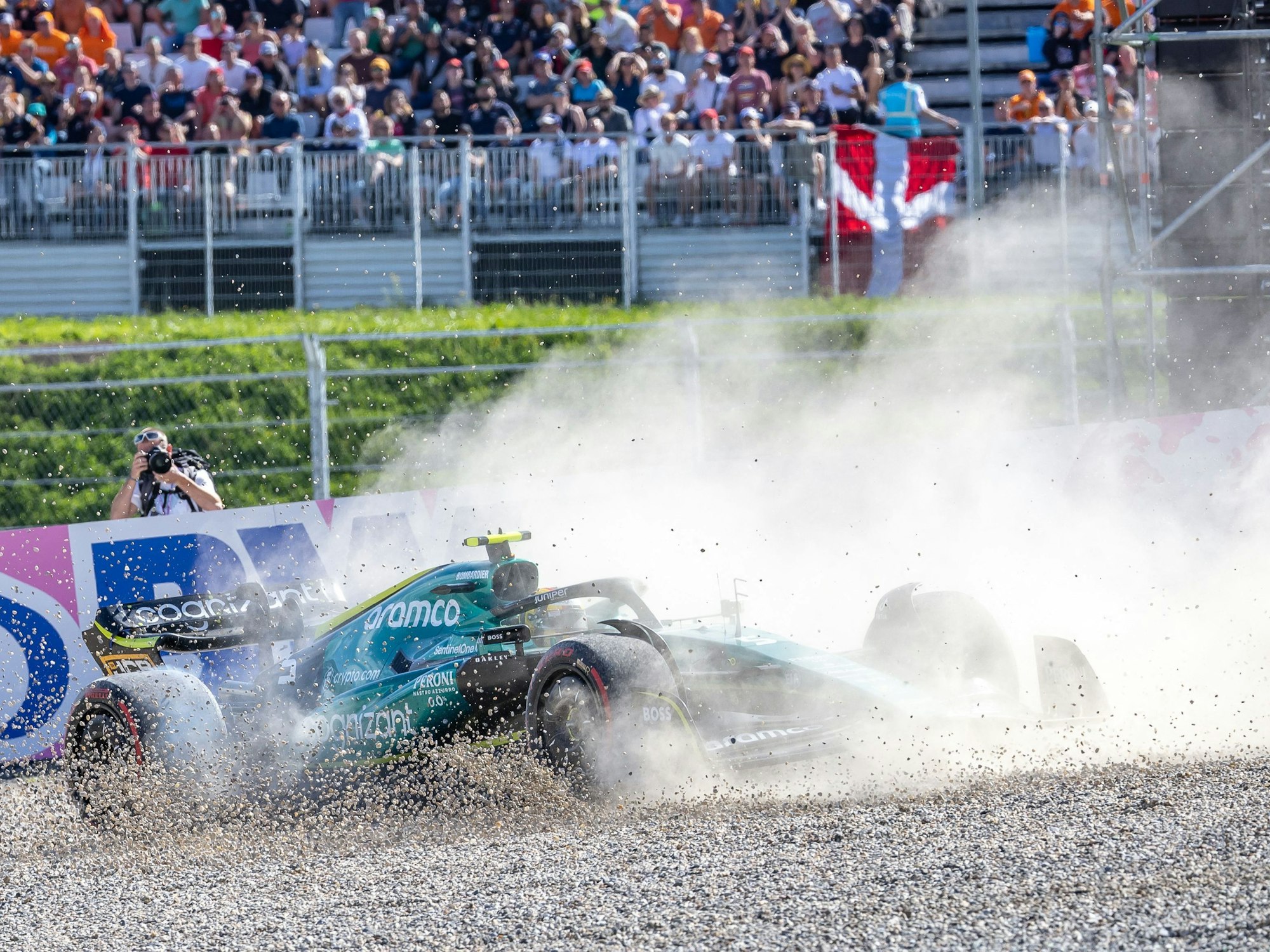 Sebastian Vettel in seinem Aston Martin im Kiesbett.