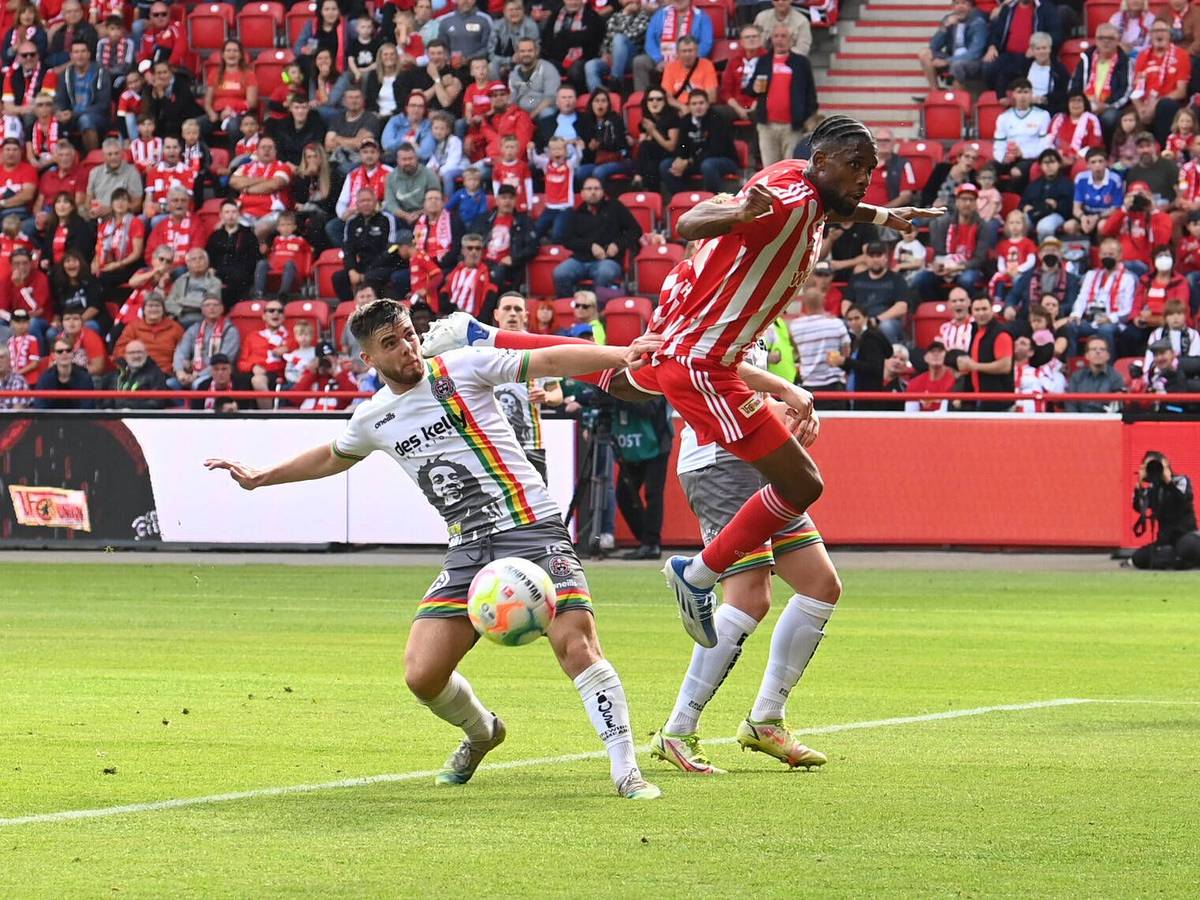 Jordan Siebatcheu im Zweikampf mit Ryan Burke.