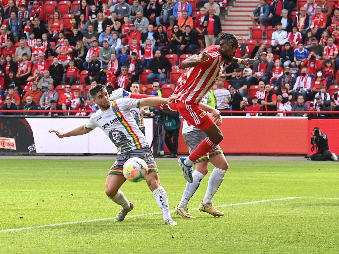 Jordan Siebatcheu im Zweikampf mit Ryan Burke.